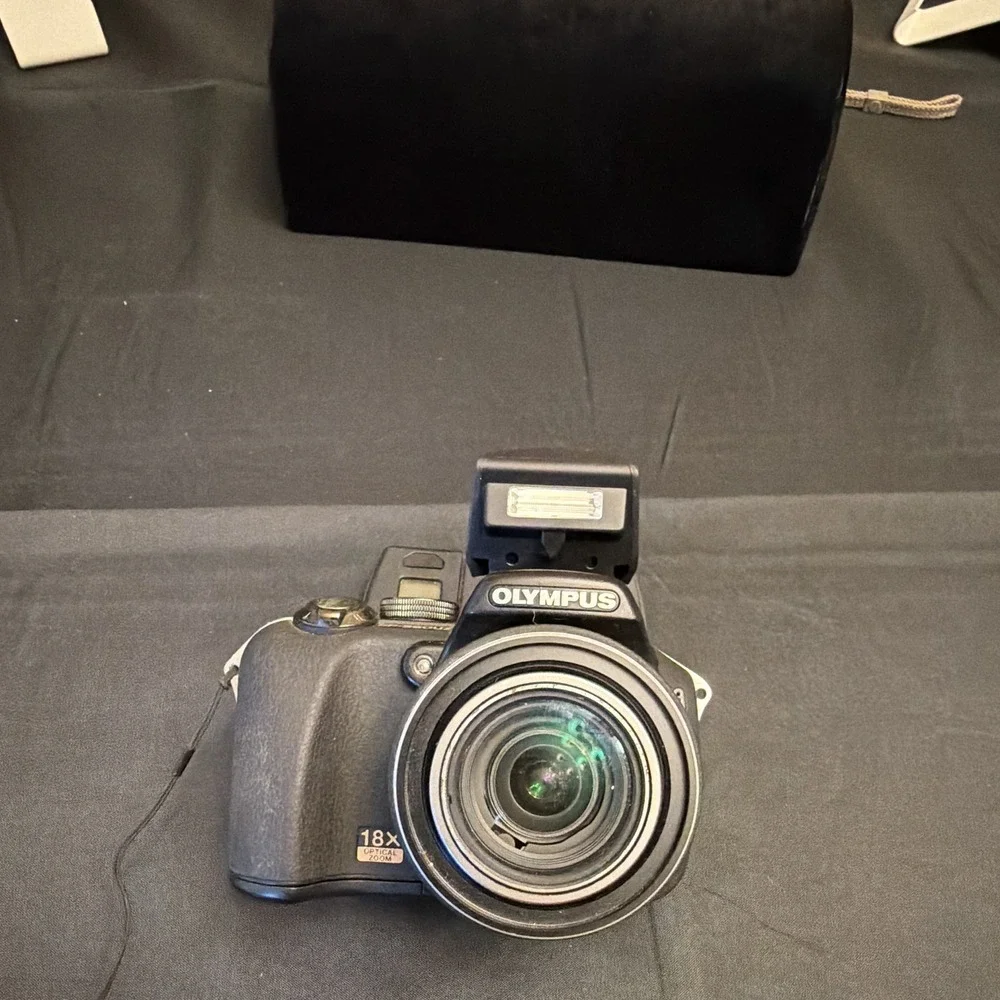 Olympus SP-560UZ 8MP Bridge Camera 18x Optical Zoom Viewfinder Flash Black